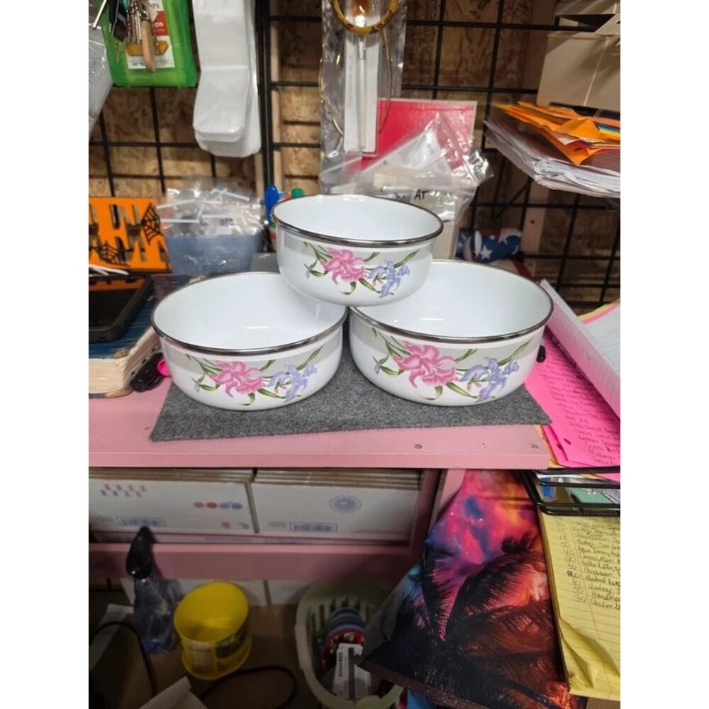 Set of 3 metal mixing bowls.